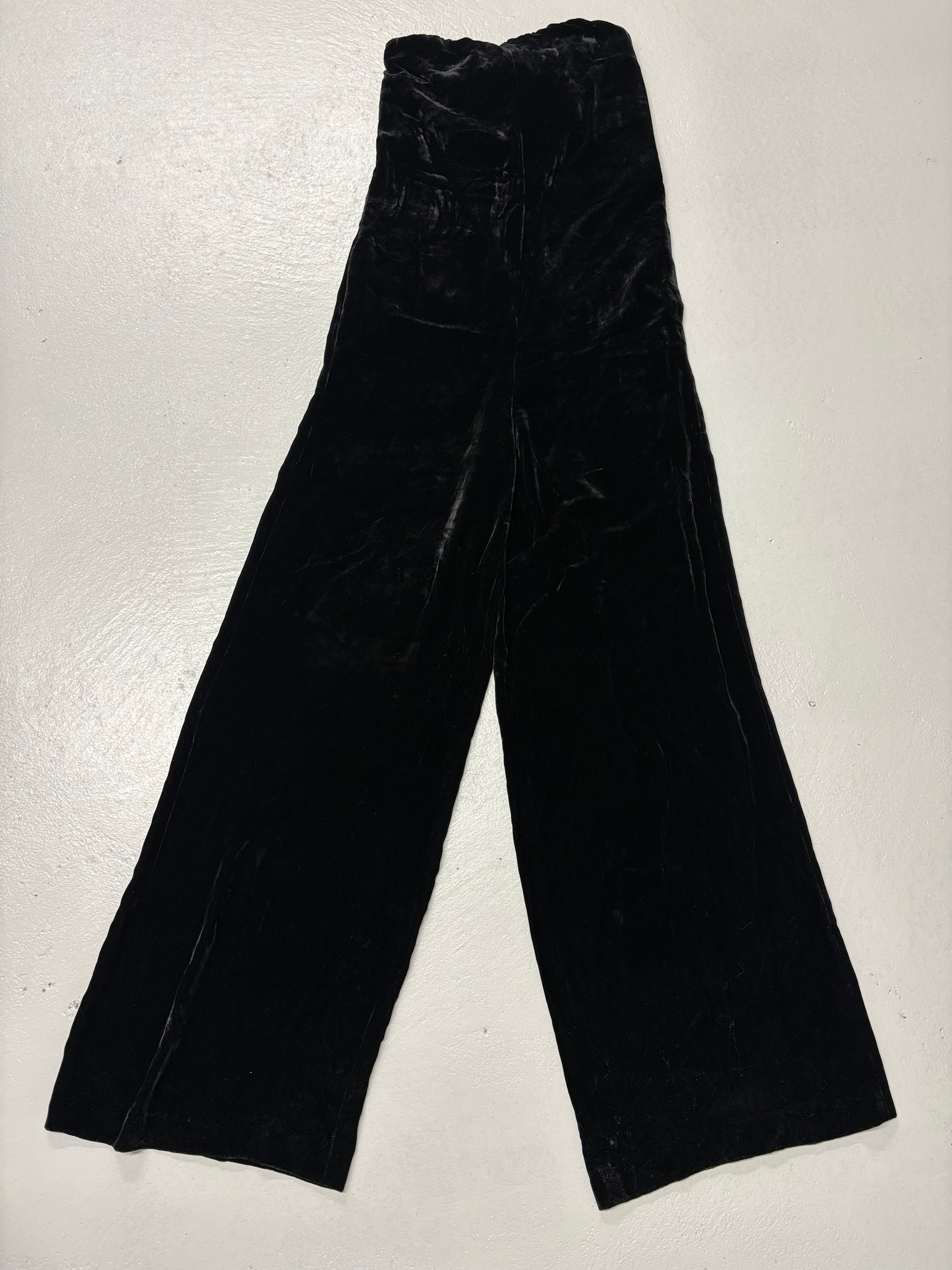 Schwarze Hose, Blick von oben; samtig, elegant, schick. ARMAND VENTILO Rock aus Seide Gr. 40
