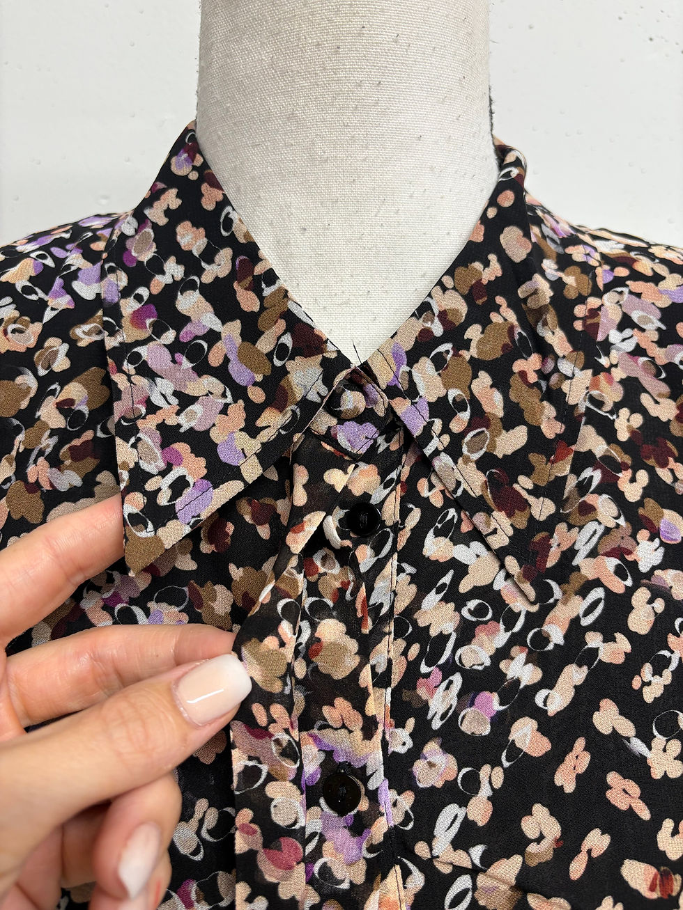 Miniaturbild: Schwarze Bluse mit bunten Flecken, Knöpfen und Kragen, GRACIA gemusterte Bluse Gr. M.