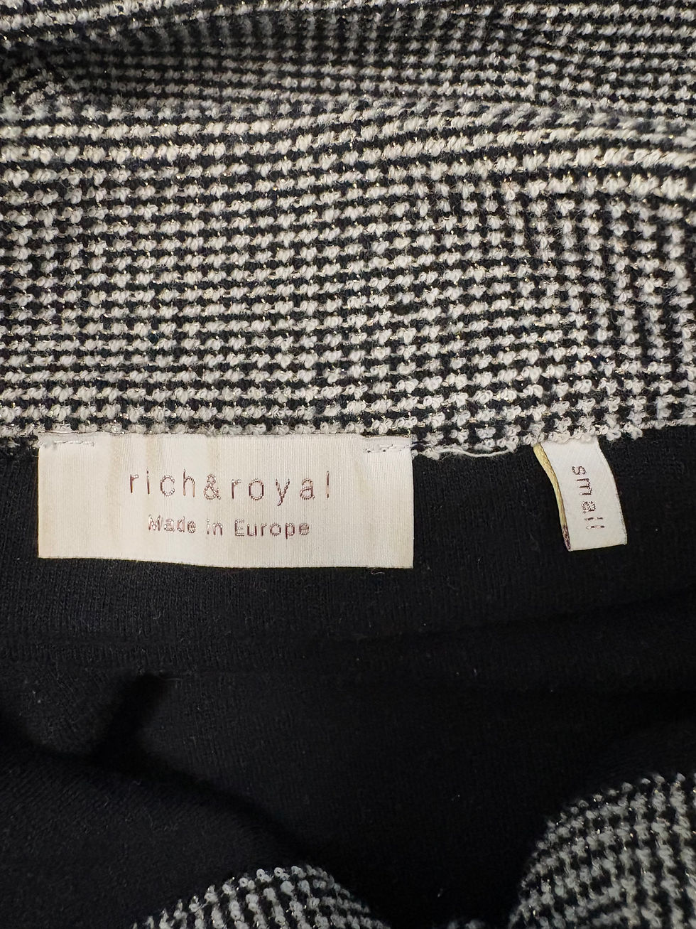 Miniaturbild: Nahaufnahme eines Kleidungsstücks, mit dem Label "rich&royal! Made in Europe", Größe Small.