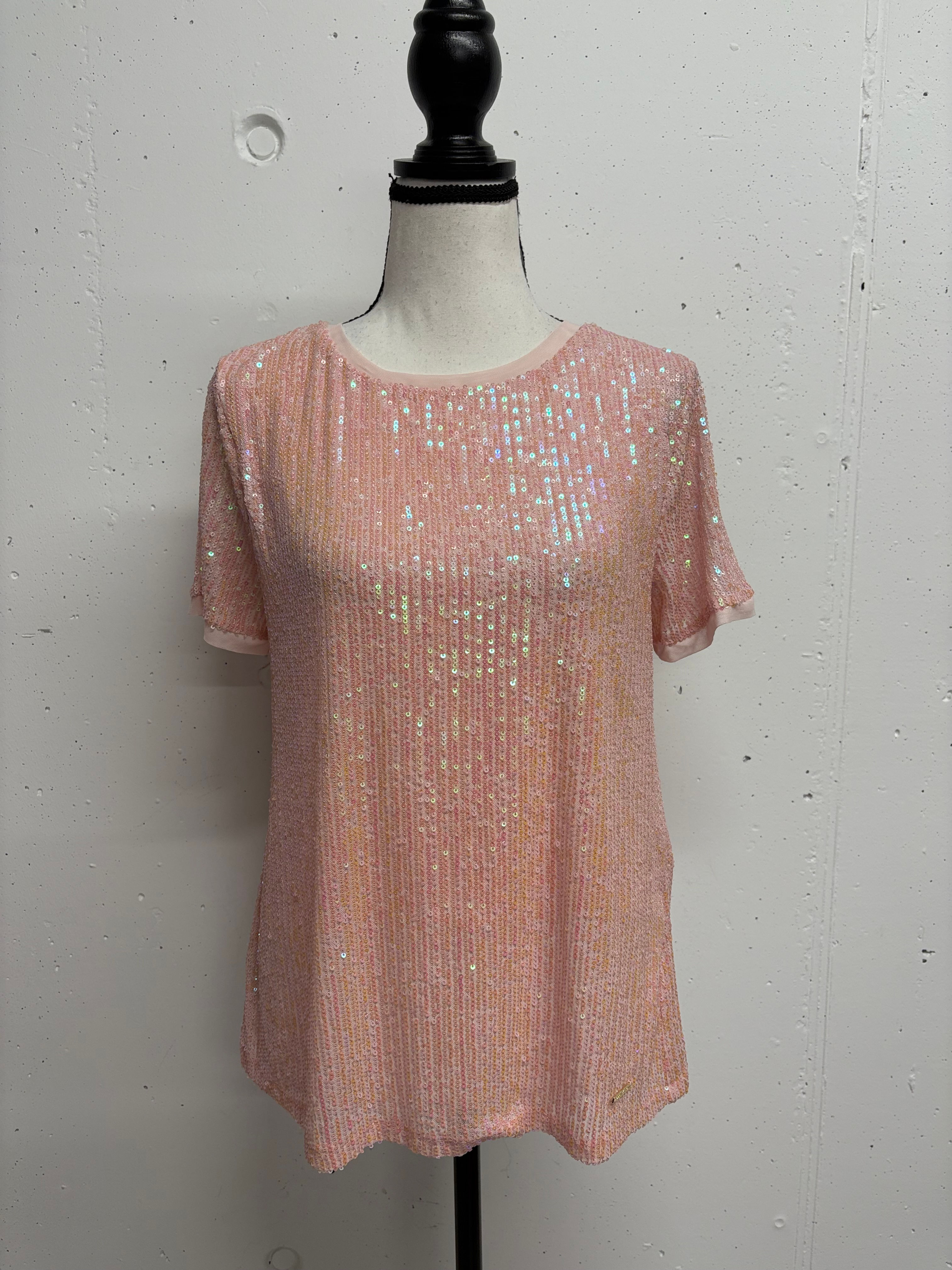 Rosa glitzerndes T-Shirt auf einer Schaufensterpuppe in einem Studio.