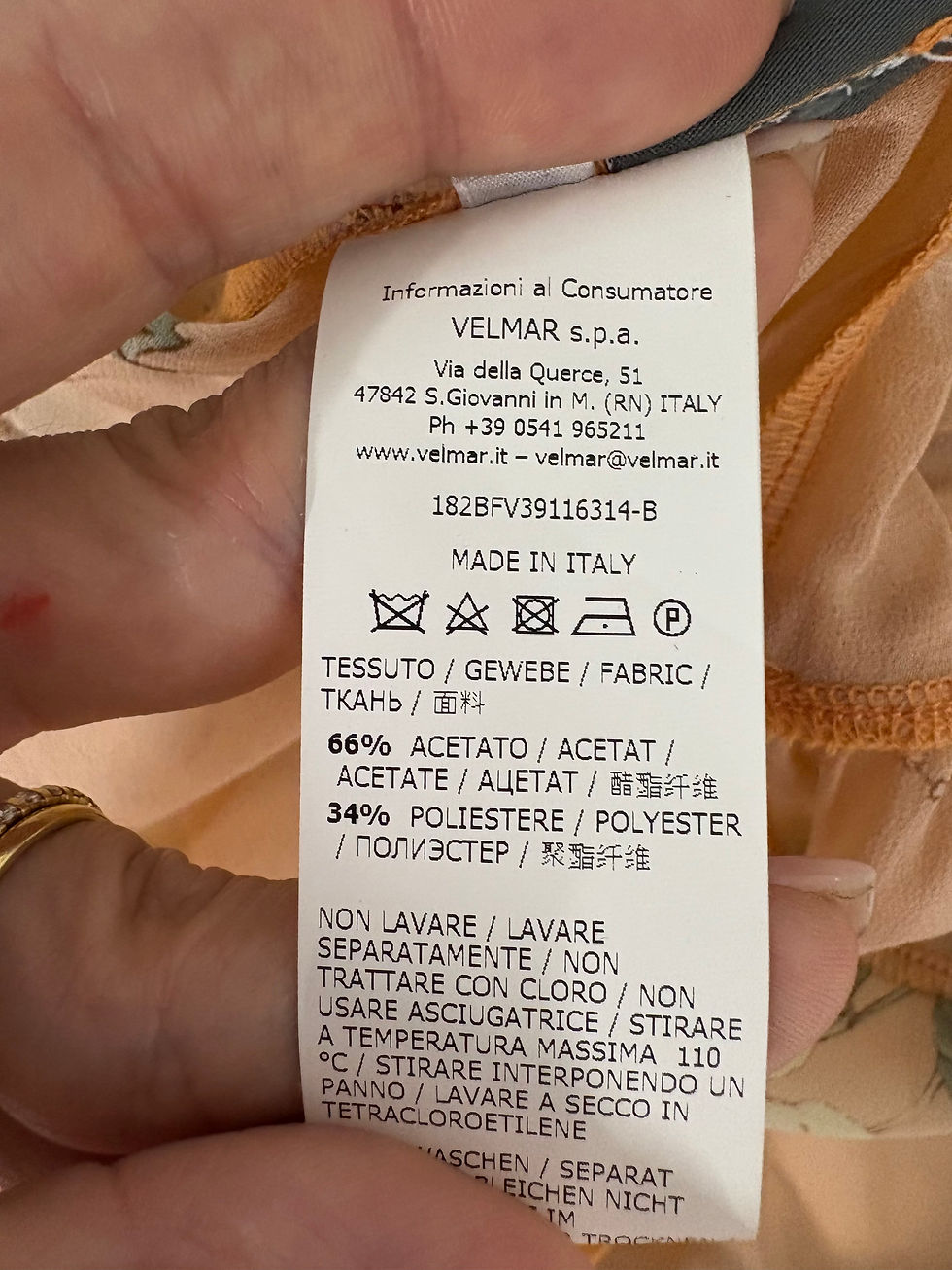 Miniaturbild: Etikett mit Text: VELMAR S.p.A, Made in Italy, Stoffzusammensetzung und Pflegehinweise.