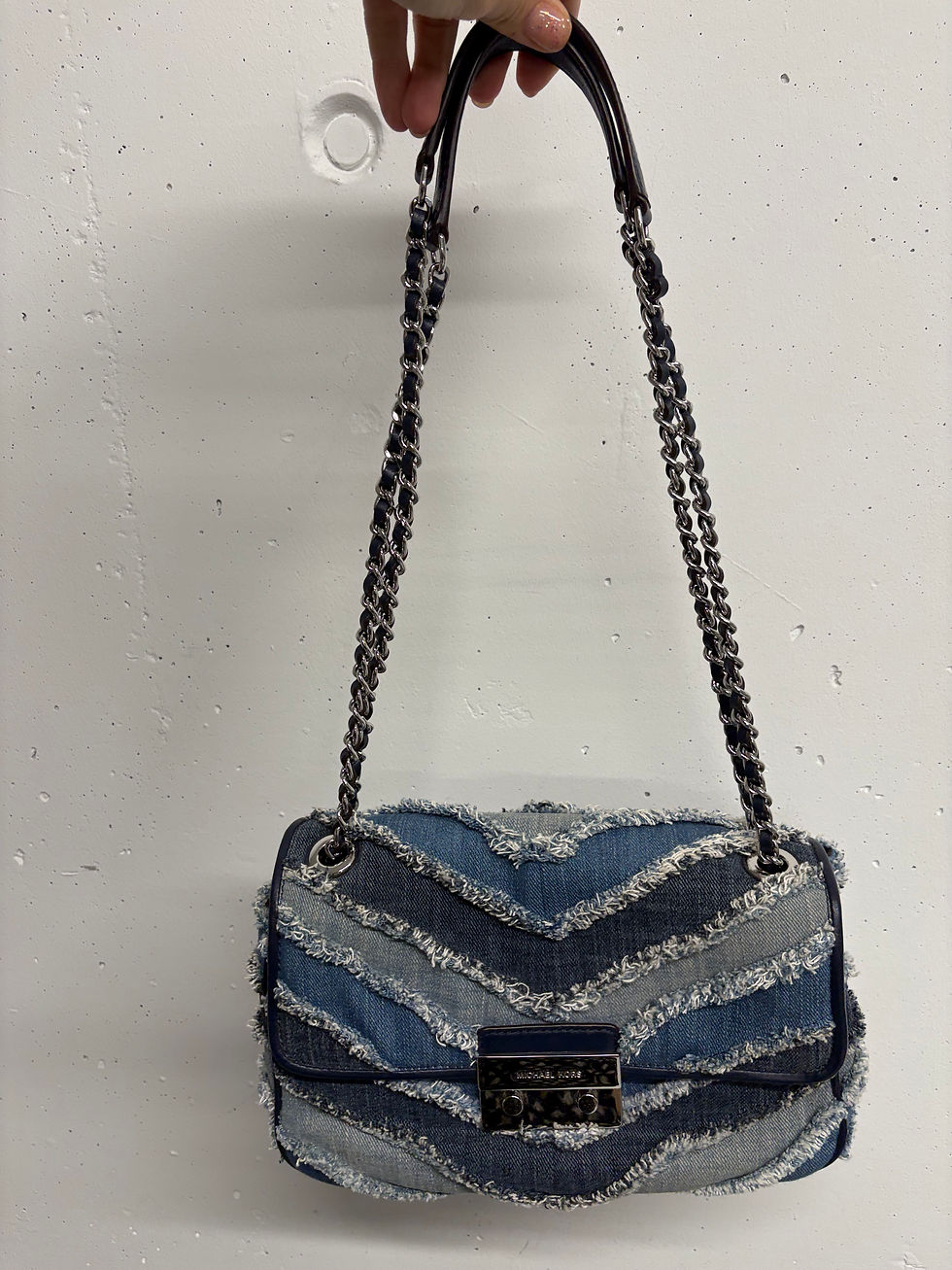 Miniaturbild: Blaue Jeans-Handtasche mit silberner Kette, Design-Details und CHACOK Top Gr. 34.