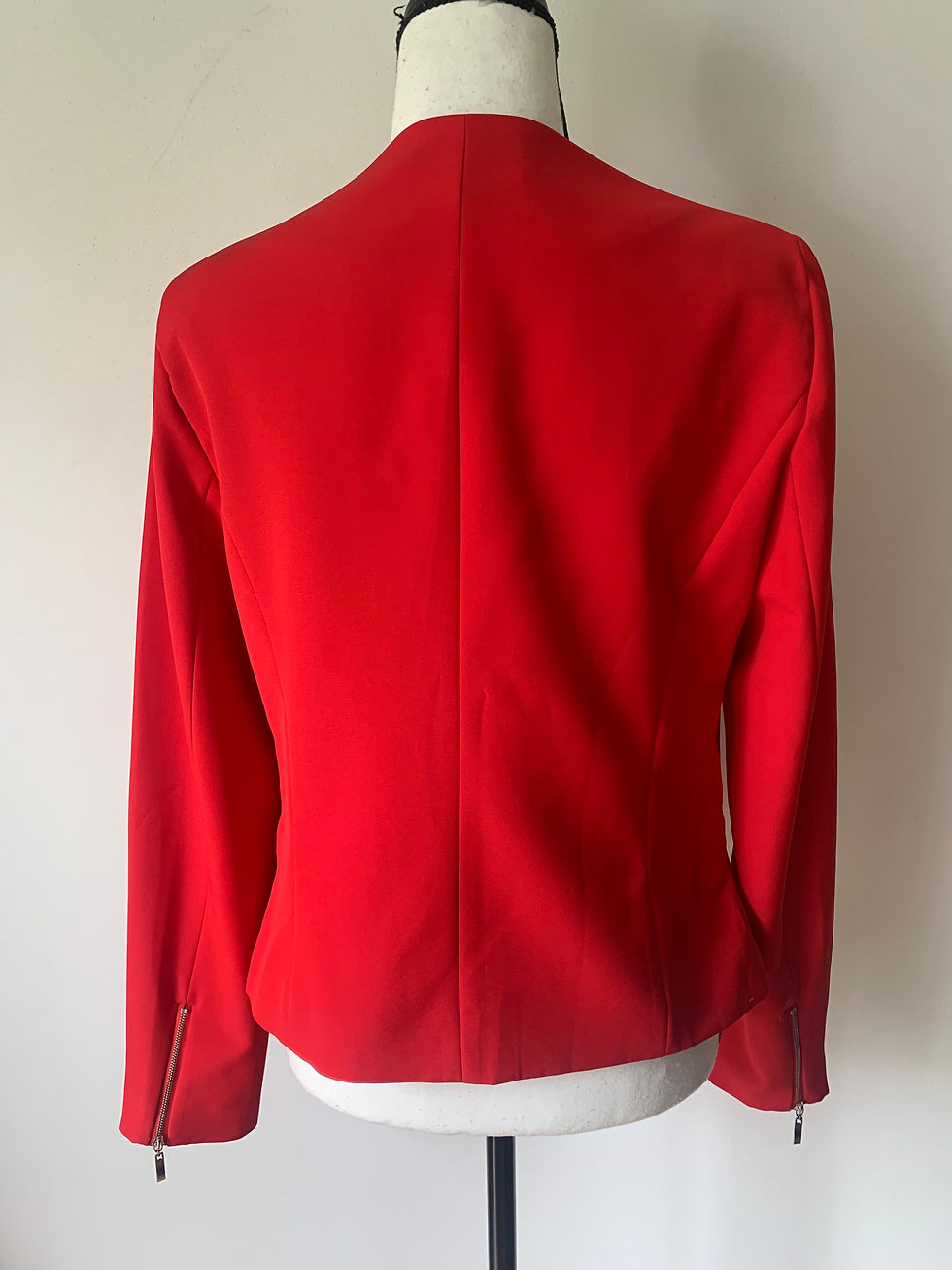 Miniaturbild: Rote Jacke von hinten, Reißverschlüsse an Ärmeln, elegantes Design. LIEBLINGSSTüCK Strickjacke Gr. 36.