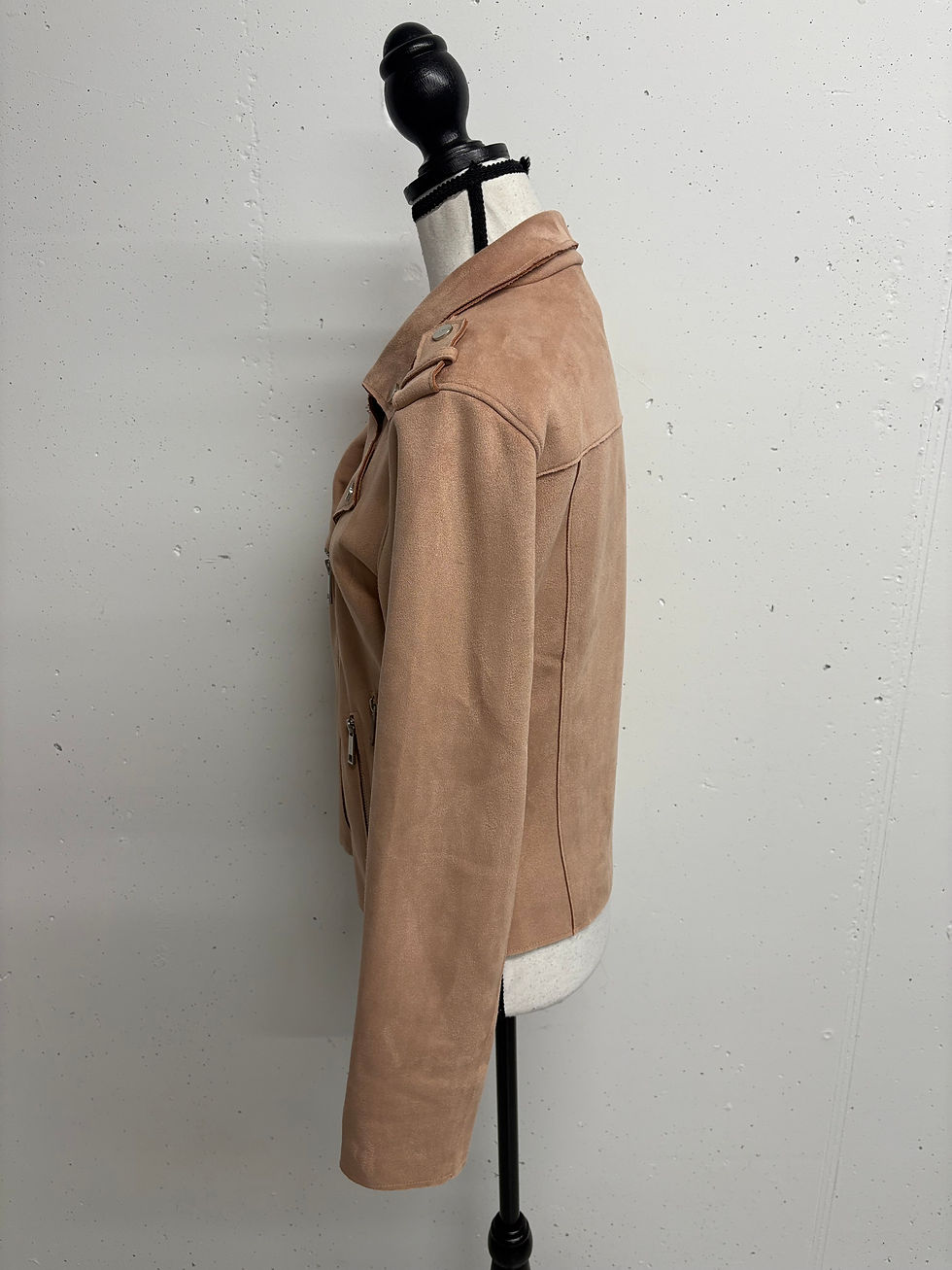 Miniaturbild: Hellbraune Wildlederjacke auf Schaufensterpuppe.  Seitliche Ansicht eines Kleidungsstücks.