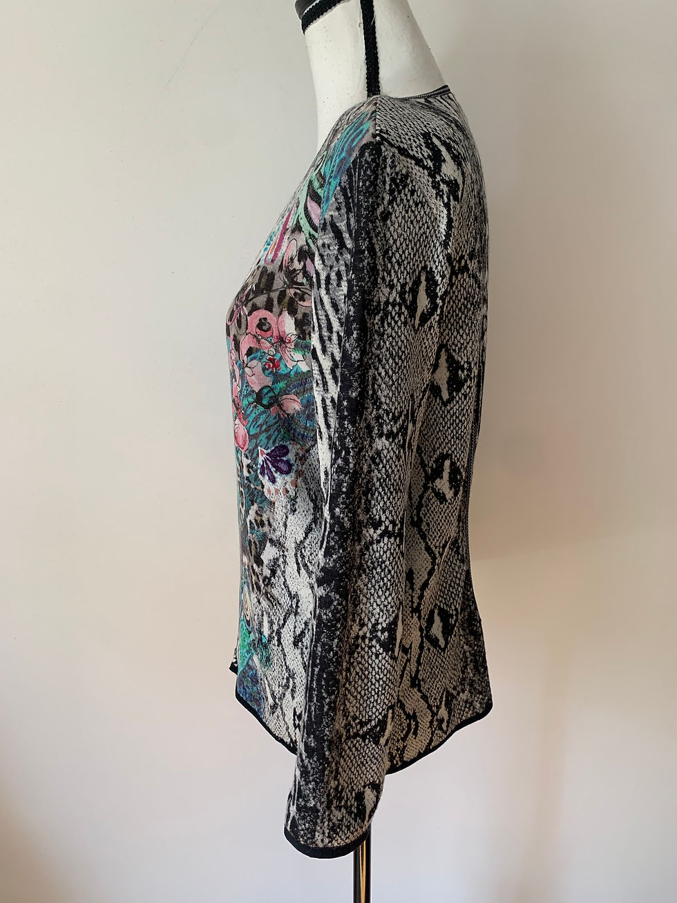 Miniaturbild: Grau-schwarzer Pullover mit floralen Details und Schlangenmuster; LIEBLINGSSTüCK Strickjacke Gr. 36.