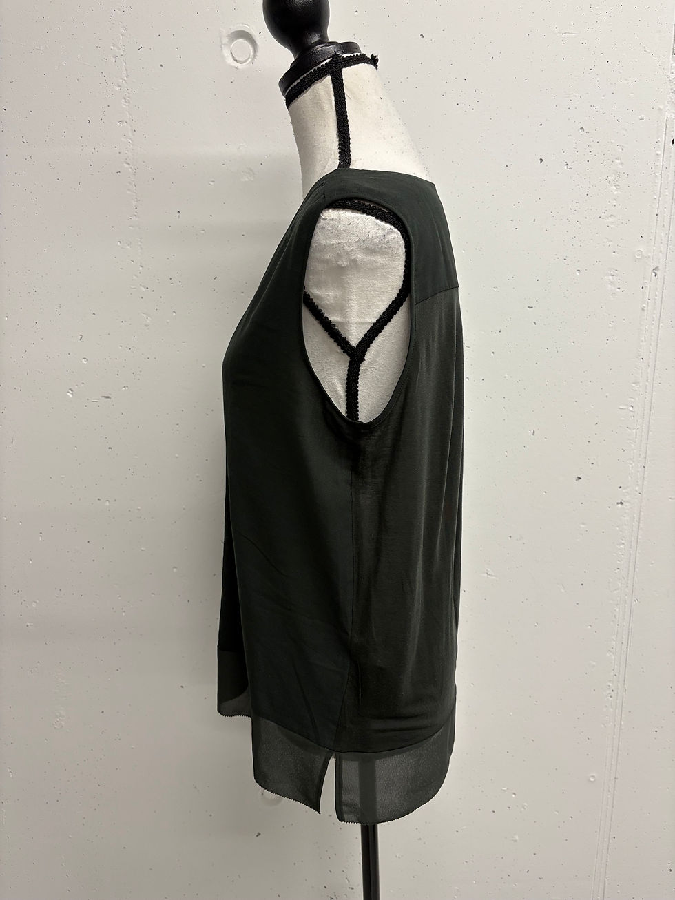 Dunkelgrünes Top auf einer Schaufensterpuppe.  SWING Tunikakleid Gr. 38, Seitenansicht.