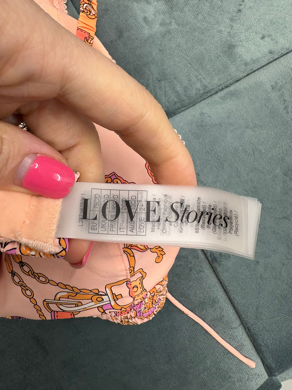 Miniaturbild: Hand hält das Etikett mit der Aufschrift LOVE Stories und Barcode. Nahaufnahme.