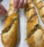 Pain baguette à l'oignon et fromage suisse MG Services traiteur St-Jérôme