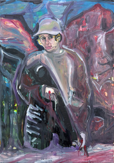 Öl auf Finnpappe auf MDF
2025
DE – Werktext
Eine junge Figur im diffusen Zwischenraum, geprägt vom politischen Kontext der lettischen Mobilisierung. Der Begriff Soft Target verweist auf die Verletzlichkeit des Körpers und die psychischen Übergänge zwischen Bedrohung, Angst und Eigenwahrnehmung.
Das Werk zeigt einen Moment eingefrorener Unsicherheit – ein Standbild zwischen Präsenz und Auflösung.
EN – Work Text
A young figure suspended in a diffuse in-between space, shaped by the political context of Latvia’s mobilization. The term Soft Target refers to bodily vulnerability and the psychological thresholds between threat, fear and self-awareness.
The painting captures a frozen moment of uncertainty – a still frame between presence and dissolution.
Figur mit Helm und roten Akzenten an der Hand in abstrakter, düsterer Umgebung, expressiv gemalt.