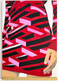 Gemälde eines Körperausschnitts mit pink-schwarz geometrischen Textilmustern und Handfragment.

Painting of a cropped body with pink and black geometric textile patterns and a partial hand.