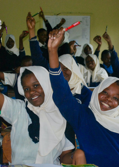 SITE vrolijke (moslim) meisjes steken vinger op in klas, Verkaart Kenia.jpg