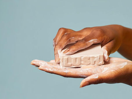 Lush slaví #PlasticFreeJuly kosmetikou, která nezatěžuje planetu