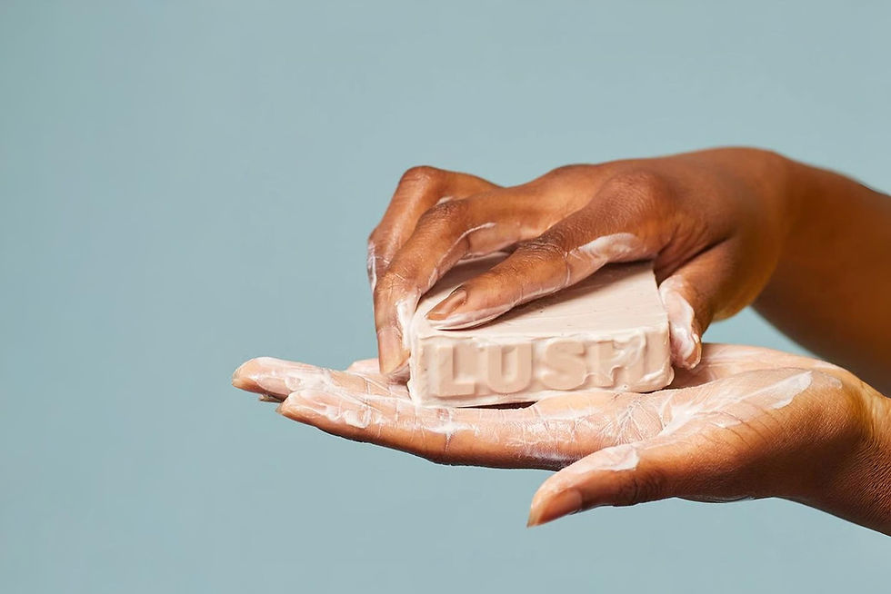 Plasty jsou dnes doslova všude, ale to neznamená, že musí mít místo i ve vaší koupelně. (foto Lush)