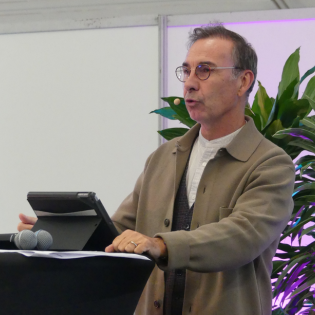 Personne parlant à un micro