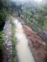 Acequia llevando agua