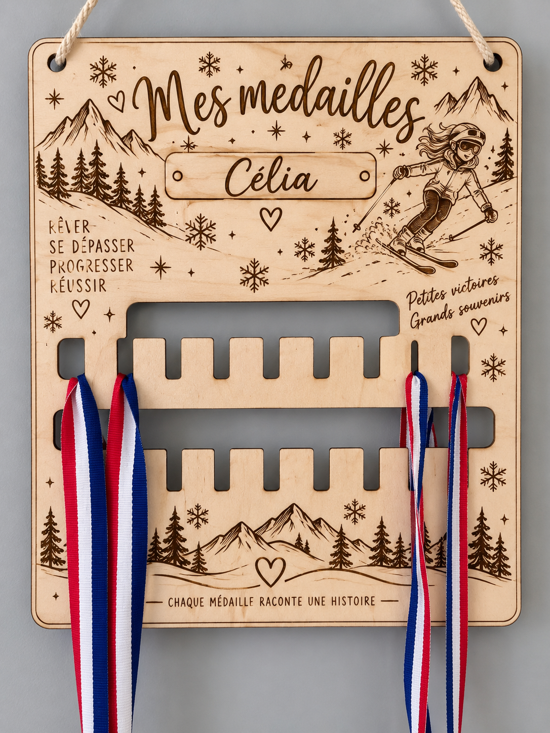 Porte-médailles en bois personnalisé avec prénom pour enfant et médailles de sport