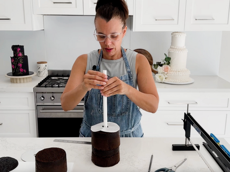 How internal cake supports keep your cakes standing tall