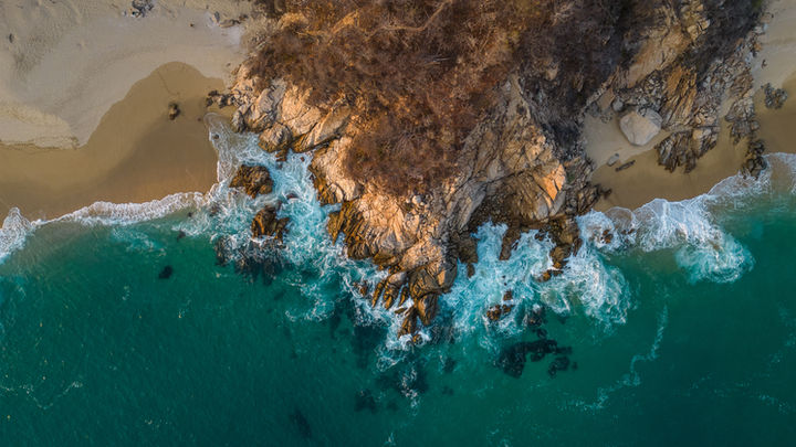 Uolėtas paplūdimys Meksikoje