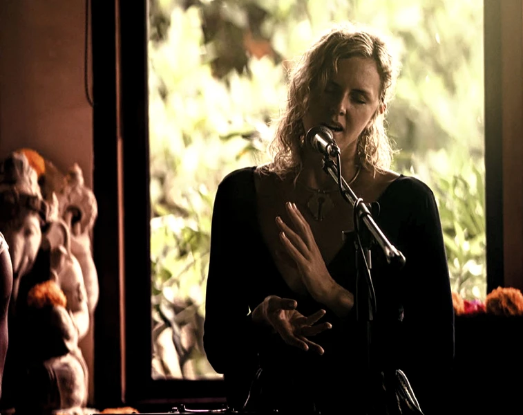 Haylee Clare sound healer