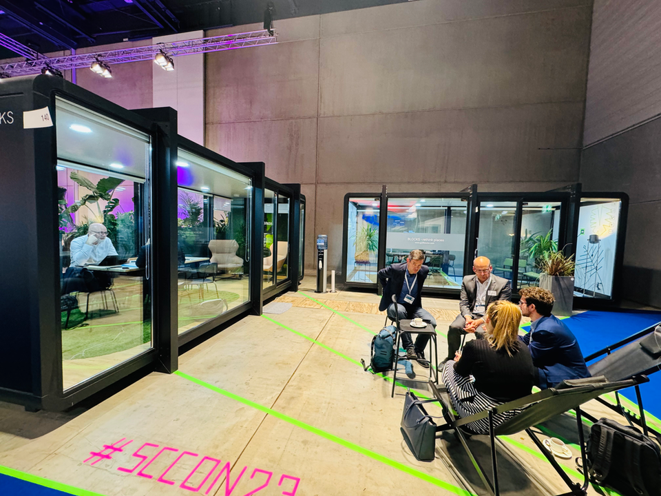 Live-Podcast auf der SCCON 2024 in Berlin während einer Smart-City-Konferenz mit Fokus auf digitale Stadtentwicklung und Innovation.