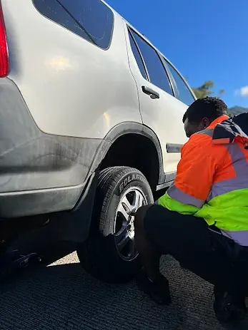 Like New Mobile Tire Service technician fixing a tire in Oahu