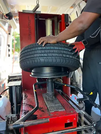 Like New Mobile Tire Service helping a stranded driver in Oahu