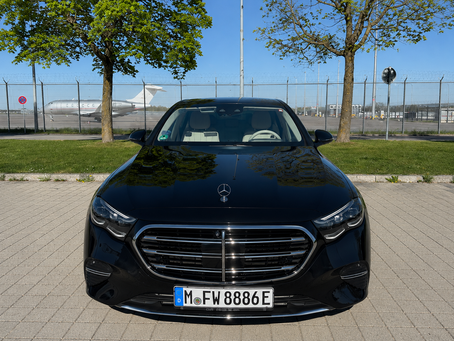 Mercedes E-Klasse Chauffeurservice am Flughafen München für Privatjet-Transfers