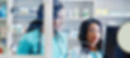 deux-pharmaciens-afro-americains-travaillant-dans-une-pharmacie-a-la-pharmacie-de-l-hopita