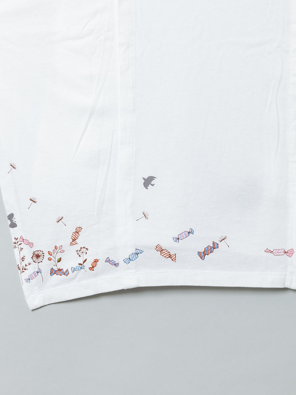 Thumbnail: ○LIN AL-75740 -25 ラミ＆アール『猫の落とした不思議なキャンディー』半袖Tシャツ