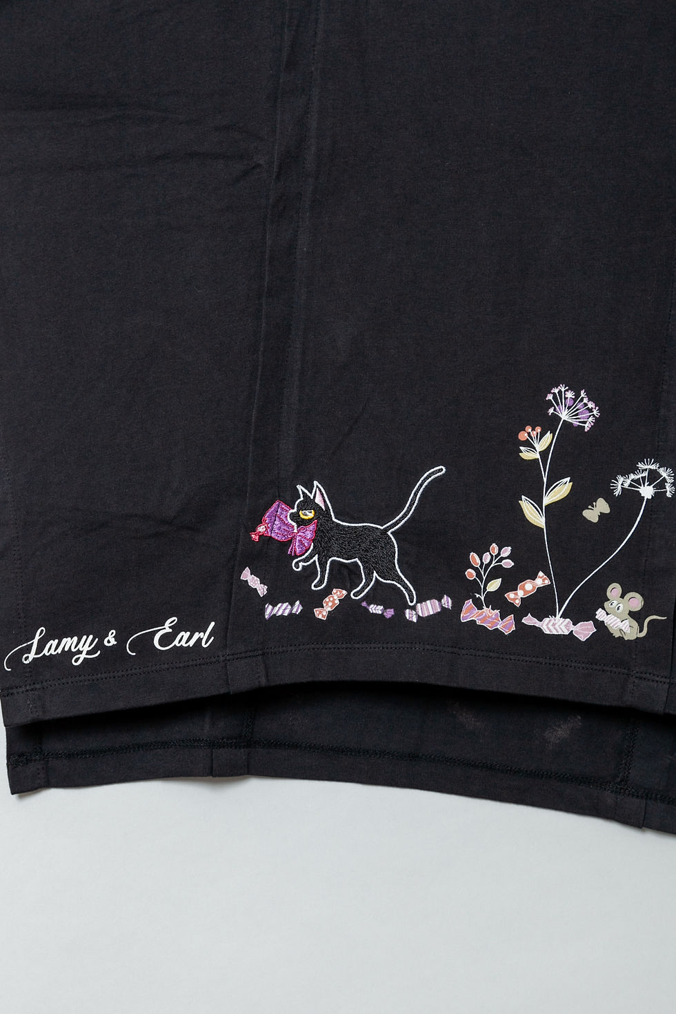 サムネイル： ○LIN AL-75740 -25 ラミ＆アール『猫の落とした不思議なキャンディー』半袖Tシャツ