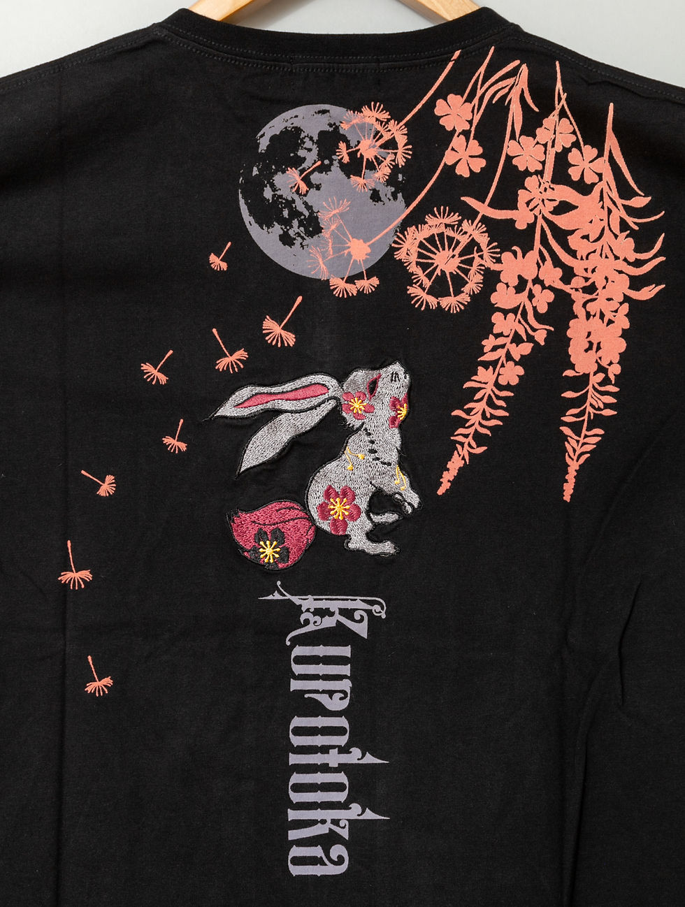 サムネイル： 黒菟華AL-759011  -58『たんぽぽと菟』黒兎華のヘンリーネックTシャツ