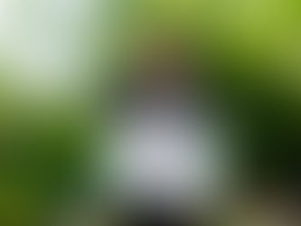 uśmiechnięty chłopak-wolontariusz Fali Równości trzyma tabliczkę z napisem: Mam dobre serce i zero wolnego czasu