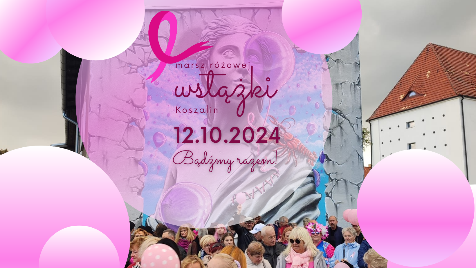 W tle mural z Amazonką, z przodu data Marszu Różowej Wstążki - 12 października - oraz różowa wstążka i różowe balony