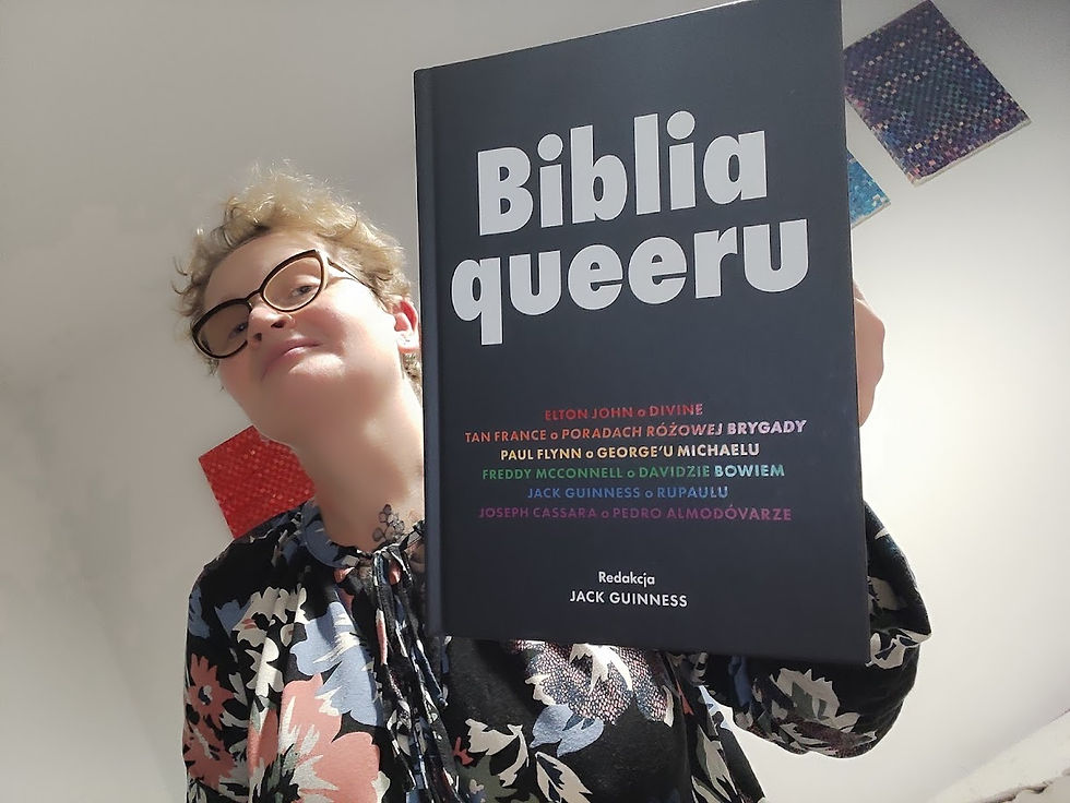 Kobieta prezentuje egzemplarz książki pod tytułem Biblia queeru