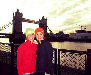 Smilng runners on a sightrunning tour with Tower Bridge in the background