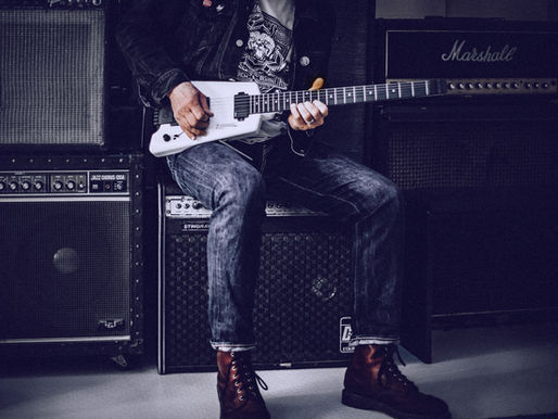 Guitarist playing with different amps