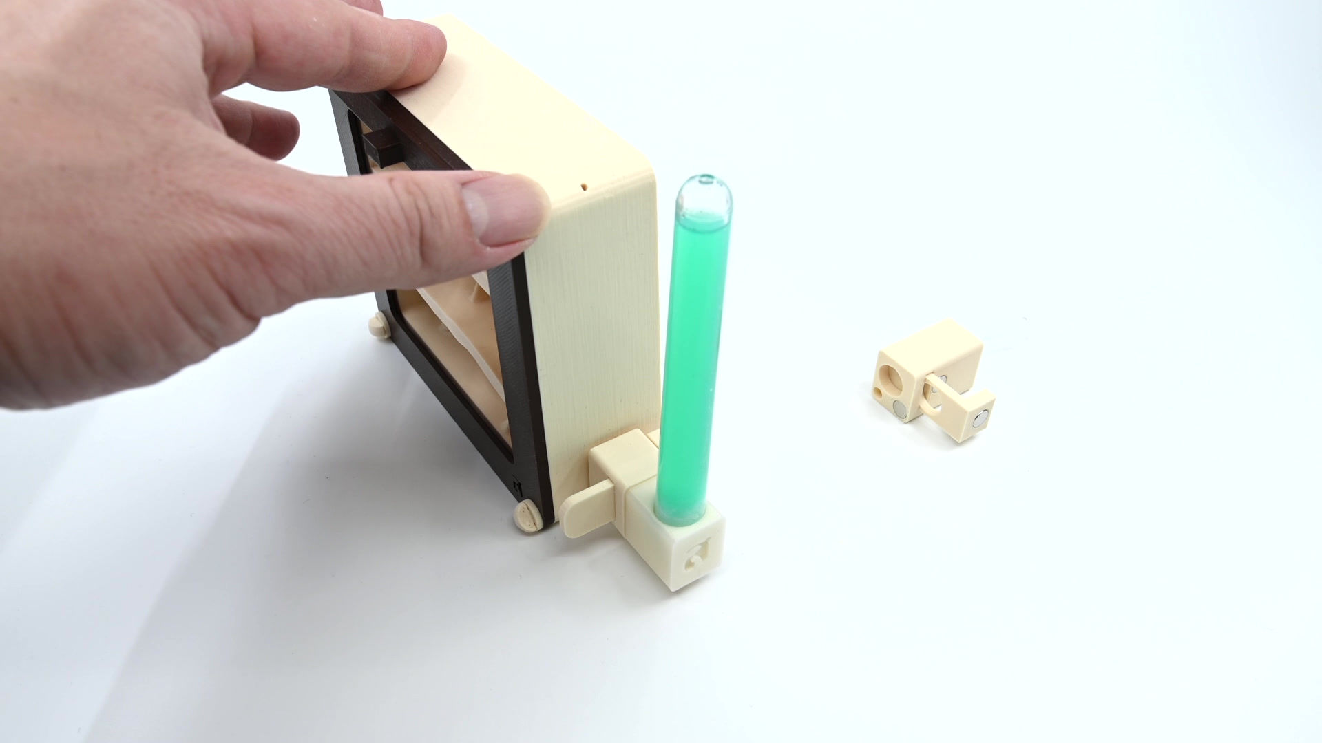 Magnet Feed Quick Connector (MFQC)