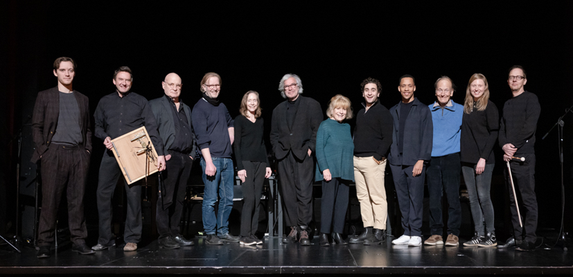 Lahola_Kammerspiele_Draussen_vor_der_Tuer_Ensemble_030523.webp