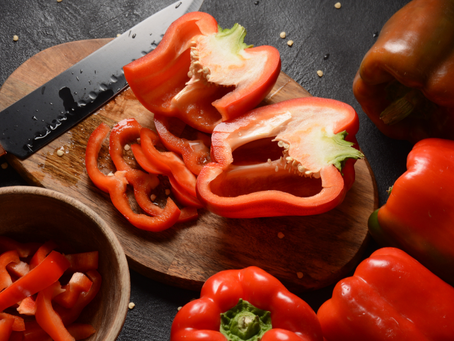 Paprika merah, kuning, dan hijau segar dengan warna cerah yang kaya vitamin dan cocok untuk berbagai masakan.