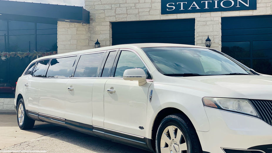White Lincoln Stretch Limo