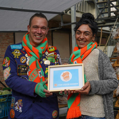 KruikenTv steunt dit jaar Stichting Broodnodig: Helft opbrengst embleem gaat naar Broodnodig