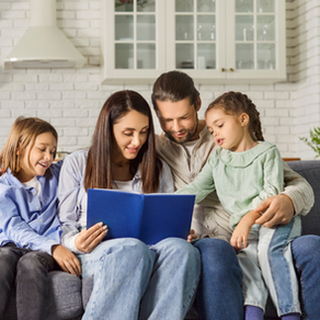 Padres educando a sus hijos en el valor de la humildad