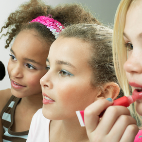 Niñas usando cosméticos