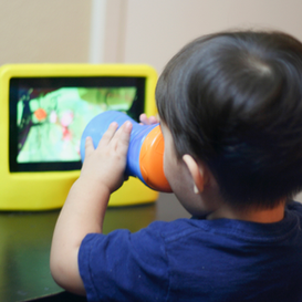Niño viendo la tablet tomando agua