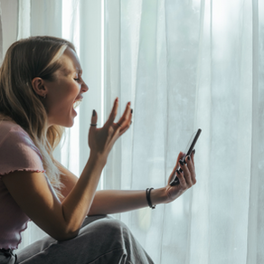 Persona muy enfadada gritando al movil