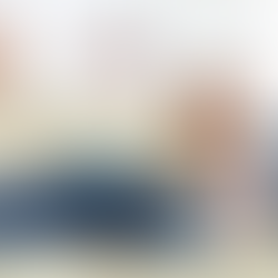 Niña revisando las redes sociales