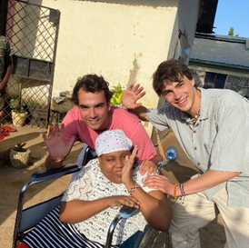 Beltrán y Tristán con Fátima una de las niñas que viven en el centro de Discapacidad 4FATE.