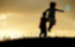 Niños jugando al aire libre