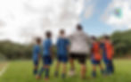 Niños jugando futbol en sus vacaciones