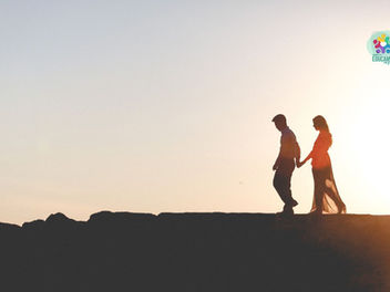 Pareja caminando hacia el horizonte
